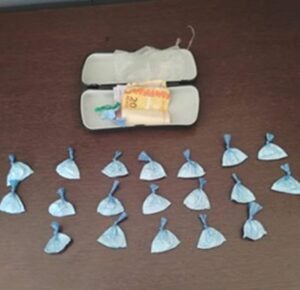 Homem é preso por tráfico de drogas após esconder cocaína e crack em coqueiro em Hortolândia