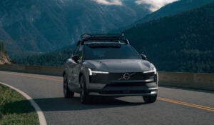 Volvo lança EX30 Cross Country no Brasil com 428 cv, tração integral e foco em aventura urbana