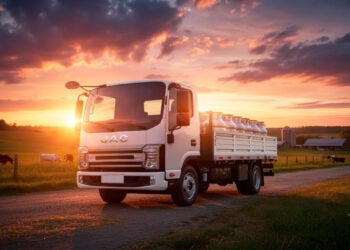 Caminhão JAC ao pôr do sol