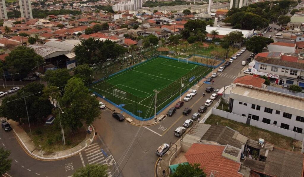 Campo de futebol society no Jd. Santa Clara