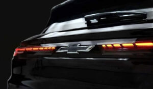 Chevrolet revela traseira do novo Sonic 2026 e aumenta expectativa pelo “SUV do Onix”