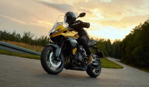 Tiger Sport 800 Tour 2026: versão touring chega com kit completo de viagem, 115 cv e conectividade avançada