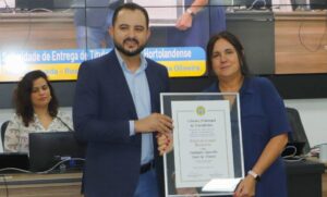 Professora Rosângela Aparecida Arseli de Oliveira recebe o Título de Cidadã Honorária
