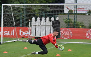 Goleiro dispensado pelo São Paulo volta a jogar após mais de um ano