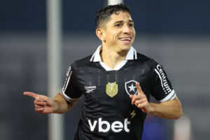 Jogador desejado pelo Corinthians fica preso na Venezuela