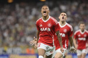 Santos assina com atacante do Inter