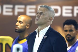 Crespo quer mais cinco jogadores para 2026