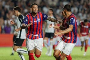 Corinthians sai na frente, mas perde na Vila Belmiro para o Bahia de virada