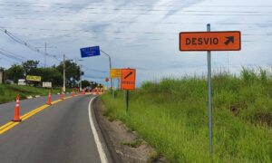 Estrada Municipal Valêncio Calegari recebe desvios para duplicação de via