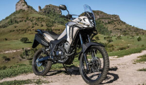 Honda XRE 300 Sahara Adventure 2026 vale o custo?