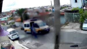 Van escolar desgovernada em Hortolândia atinge carros e poste com alunos dentro