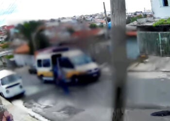 Van escolar desgovernada em Hortolândia atinge carros e poste com alunos dentro