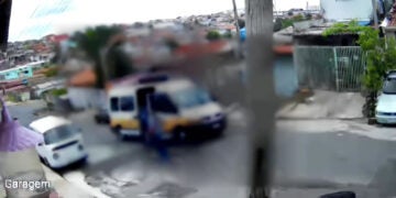 Van escolar desgovernada em Hortolândia atinge carros e poste com alunos dentro