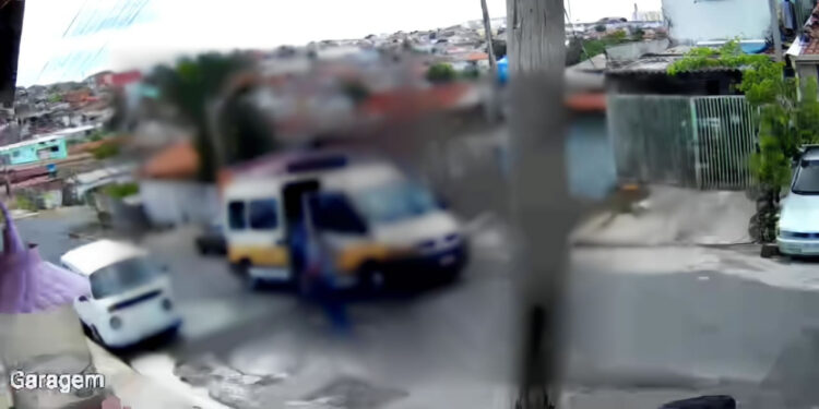 Van escolar desgovernada em Hortolândia atinge carros e poste com alunos dentro