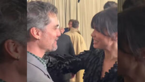 Wagner Moura e Mia Goth se encontram em desfile da Dior em Paris