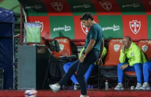 Abel fala em “experiência e malandragem” no elenco e “asterisco” em título do Fla