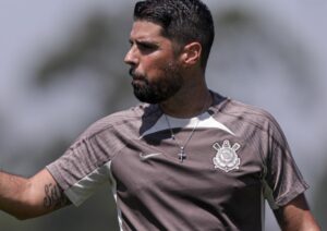 António Oliveira processa Corinthians por falta de pagamento