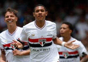 São Paulo estreia com vitória e gol olímpico na Copinha