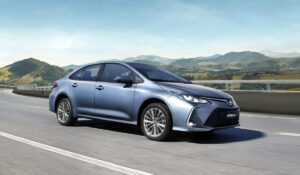 Toyota Corolla 2026 mantém liderança entre sedãs médios com eficiência, conforto e segurança