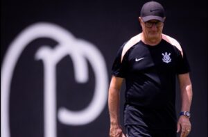 Corinthians: Jogador que não se reapresentou explica ausência