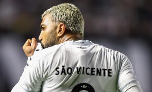 Gabigol explica batida e detona bola do Paulistão