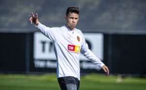 Corinthians: Gabriel Paulista chega para assinar contrato
