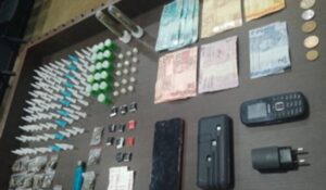 Trio é levado para a delegacia por tráfico de drogas no Jardim Amanda