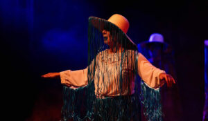 Cia Samba da Vida encena espetáculo sobre folclore e cultura popular em Campinas (SP)