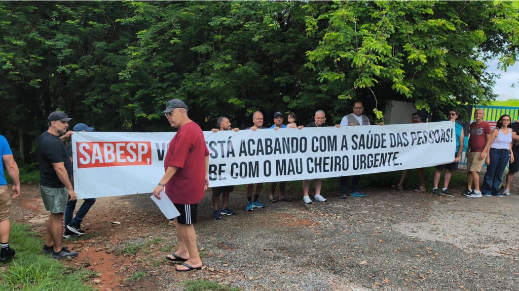 protesto moradores sabesp mau cheiro