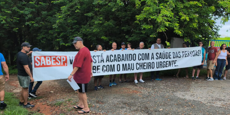 protesto moradores sabesp mau cheiro