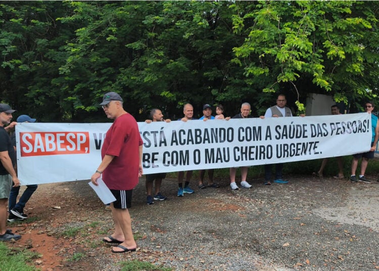 protesto moradores sabesp mau cheiro