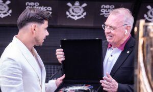 Corinthians: Romero é homenageado e se emociona