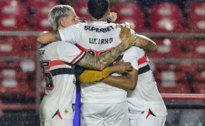 São Paulo vence com gol de Luciano no fim e se afasta do Z2