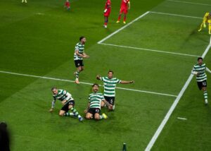 Especulado no Flamengo marca dois gols no PSG e comanda vitória