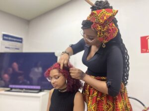 Hortolândia oferece curso gratuito de Tranças Afro com foco na geração de renda