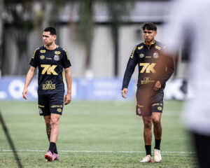 Santos empresta zagueiro fora dos planos, mas busca outro