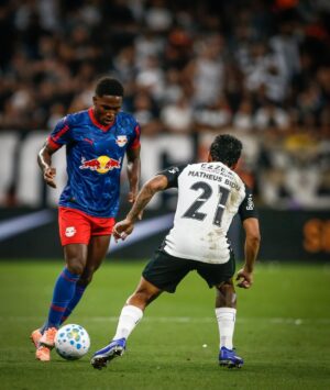 Corinthians vence Bragantino e sai da lanterna