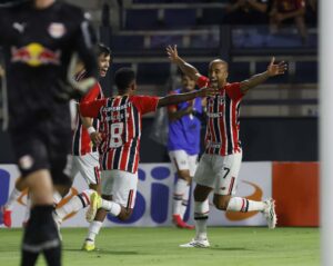 São Paulo evita polêmica com eliminação do Santos