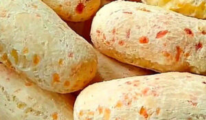 Biscoito de polvilho com queijo crocante por fora e macio por dentro