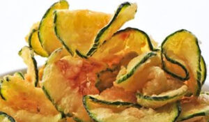 Chips de abobrinha com parmesão crocante por fora e leve por dentro