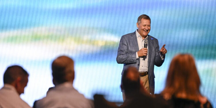 Terry Shaw visita Hortolândia