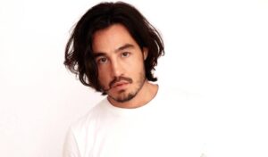 Tiago Iorc faz show gratuito na A Poderosa, em Hortolândia