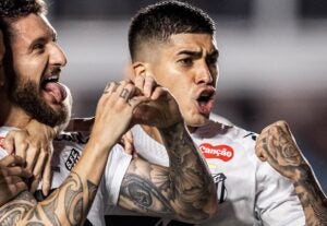 Adonis Frias perderá jogos no Santos