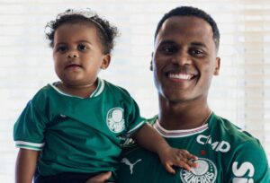 Arias desembarca no Brasil e veste a camisa do Palmeiras pela 1ª vez