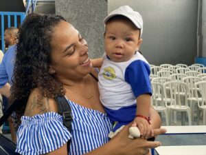 Hortolândia entrega kits escolares para bebês