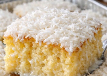 Bolo de coco gelado super molhadinho