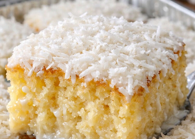 Bolo de coco gelado super molhadinho