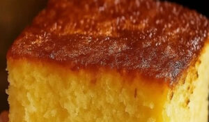 Bolo de fubá que derrete na boca receita fácil com camada cremosa irresistível