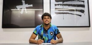 Bruno Samúdio assina contrato profissional