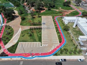 Parque do Jardim Amanda ganha pintura em ciclovia e novas vagas de estacionamento